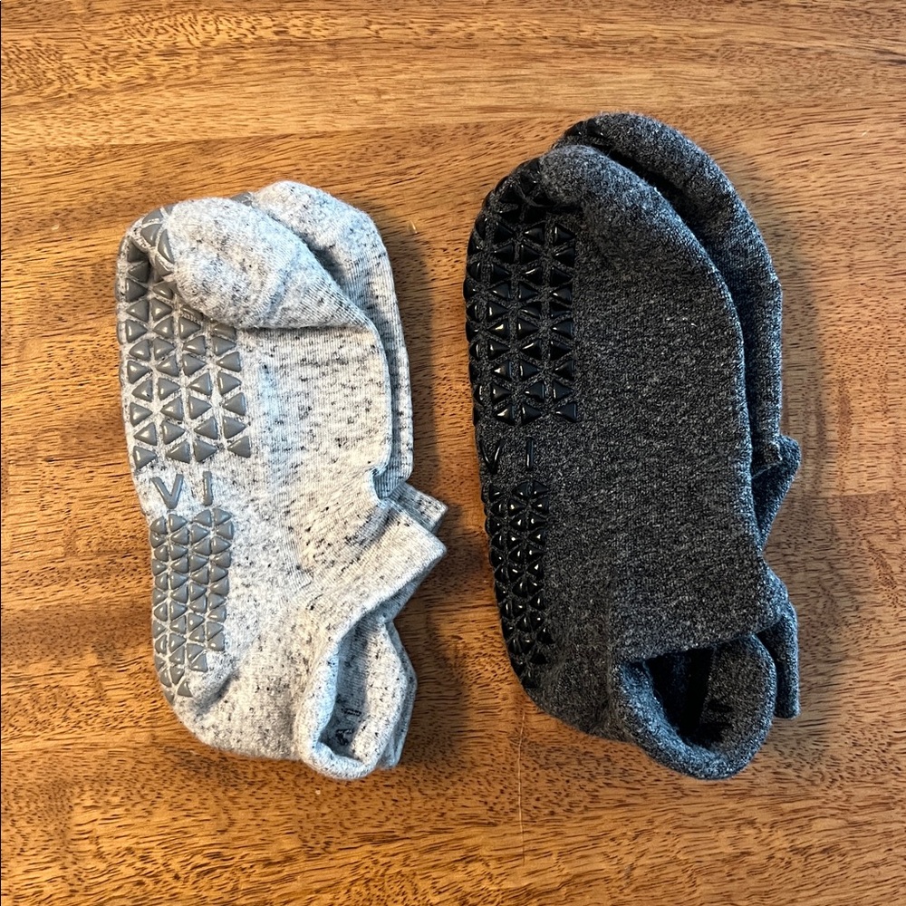 TAVI NOIR Pilates Savvy Grip Socks, two pairs in colors Haze + Shadow Size Small